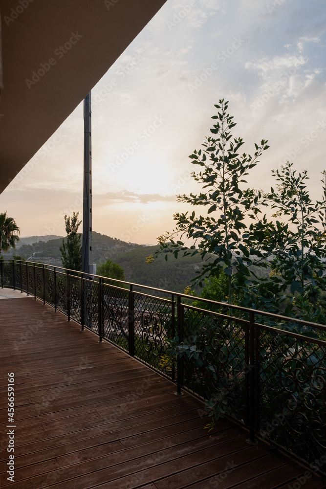 Fototapeta premium Amanecer en una pasarela de madera 