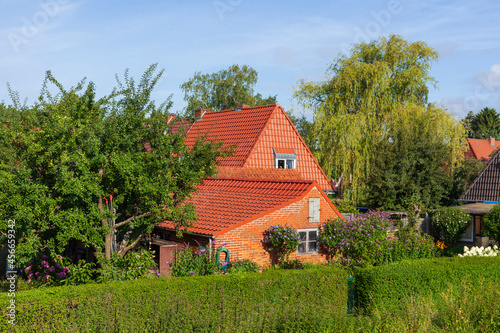 Wohnhäuser am Deich im Grünen, Grolland, Bremen, Deutschland