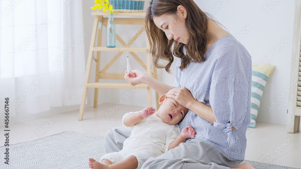 風邪をひいた赤ちゃんを体温計で検温するママ 家族 ファミリー 育児 子育て Stock Photo Adobe Stock