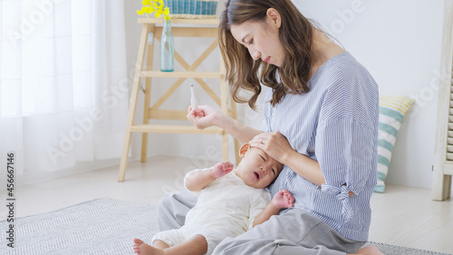 Fotografie, Obraz 風邪をひいた赤ちゃんを体温計で検温するママ（家族・ファミリー・育児・子育て）