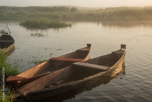 drewniane łódki nad Narwią. Podlasie, Polska