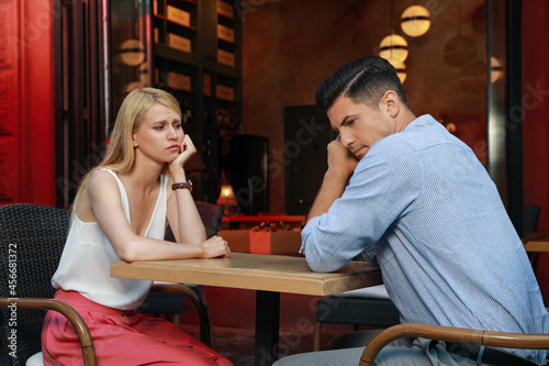 Foto Bored couple having unsuccessful date in cafe