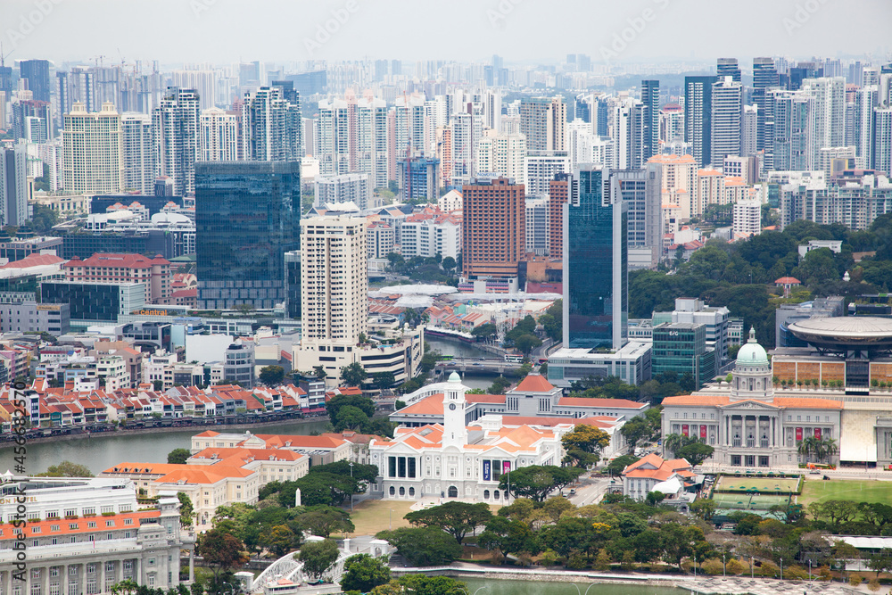Obraz premium SINGAPORE, SINGAPORE - MARCH 2019: aerial view over Singapore downtown with skyscrapers