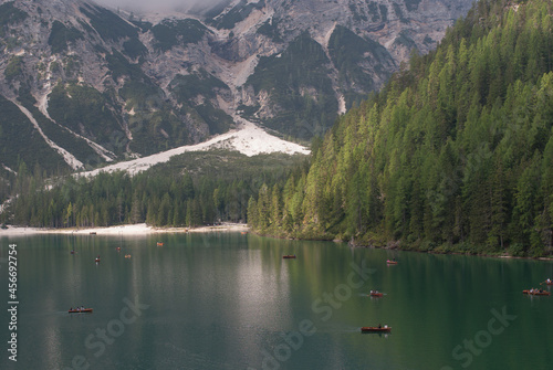 paesaggio di montagna del lago di Braies