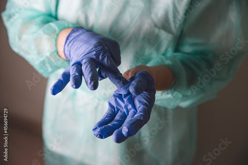 Obraz na płótnie Doctor medical worker taking off blue latex gloves