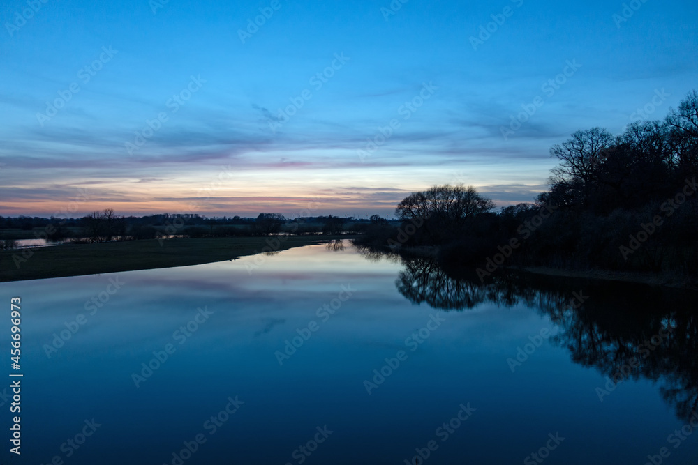 Der Fluss Aller nahe der Stadt Verden zur Blauen Stunde, Niedersachsen, Deutschland