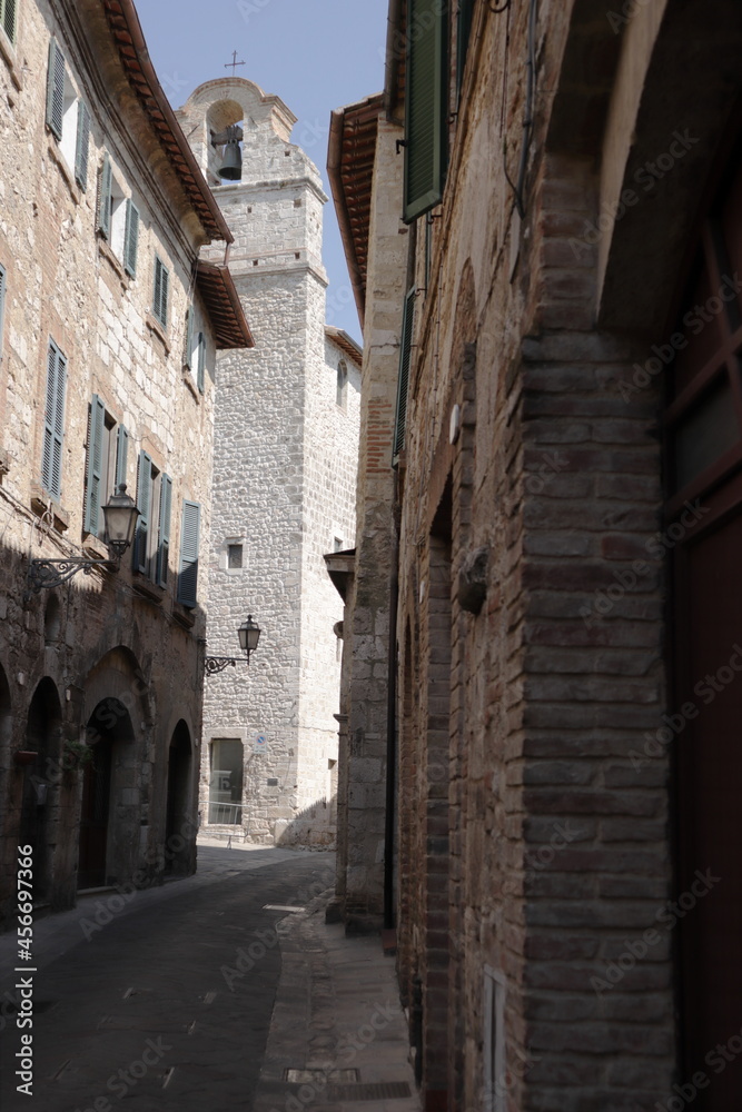 Vicolo con vista del torrione di Palazzo Vecchio San Gemini, Umbria