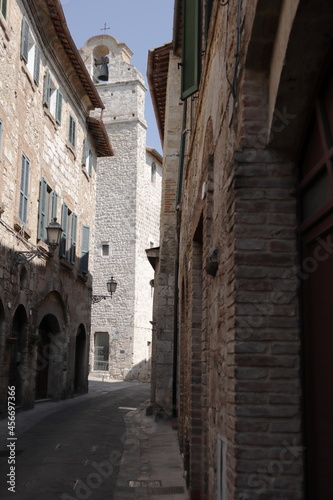 Vicolo con vista del torrione di Palazzo Vecchio San Gemini, Umbria © roberto lunerti