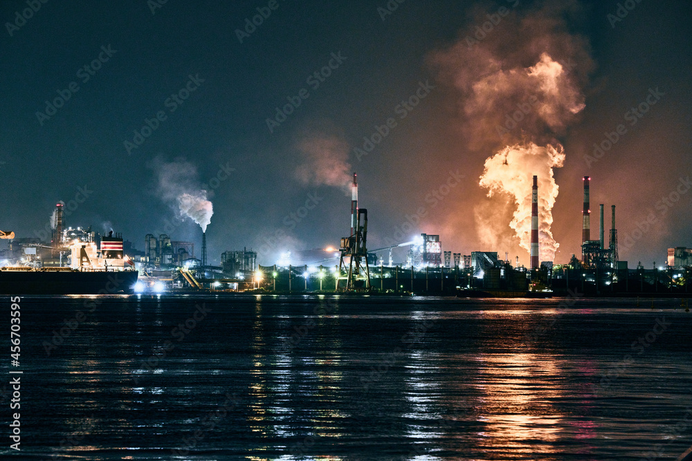 名古屋港 金城ふ頭 工場夜景 (The night view of the factory zone)