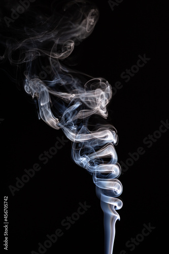 Spiralny dym na czarnym tle
