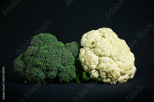 Brócoli y coliflor fresco, fondo negro.