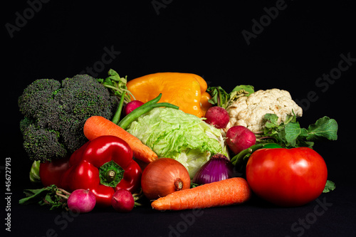 Verduras frescas, fondo negro.