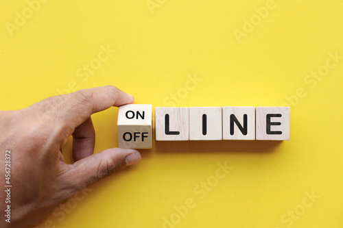 Tableau sur toile Choose between online and offline on everything on the wood block