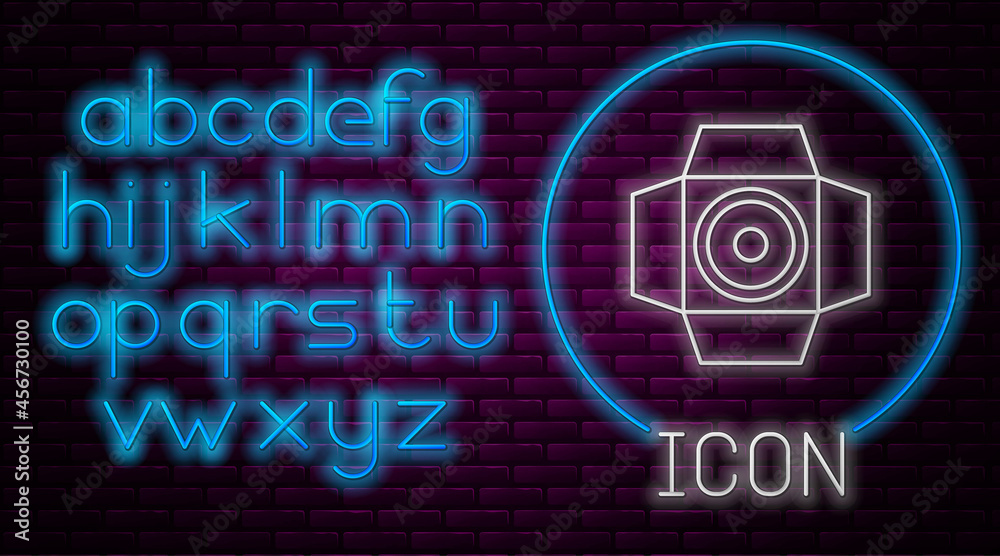 Obraz premium Glowing neon line Movie spotlight icon isolated on brick wall background. Light Effect. Scene, Studio, Show. Neon light alphabet. Vector