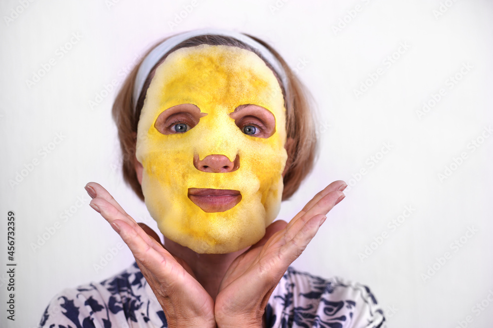 Bubble face mask with charcoal oxygen purifying product on the face of