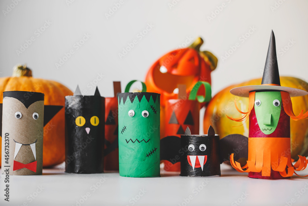 Obraz premium Halloween monsters from toilet paper rolls. Children's crafts for Halloween.