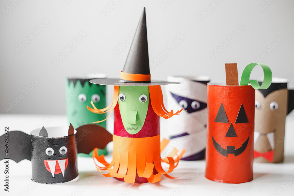 Obraz premium Halloween monsters from toilet paper rolls. Children's crafts for Halloween.