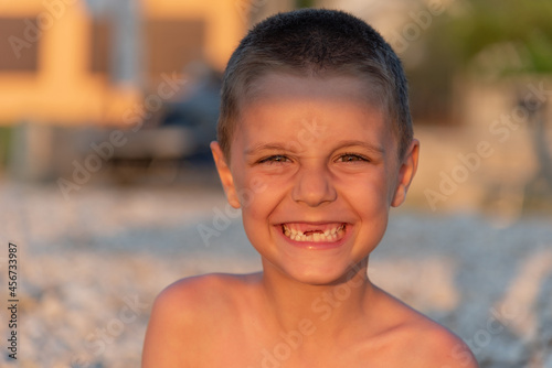 Konstfotografi Young toothless boy at the beach