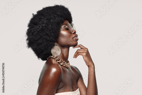 Side view of beautiful young African woman in golden jewelry keeping eyes closed Tapéta, Fotótapéta