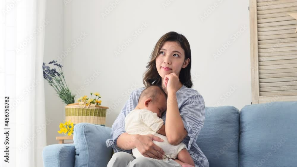 赤ちゃんを抱いて考える母親