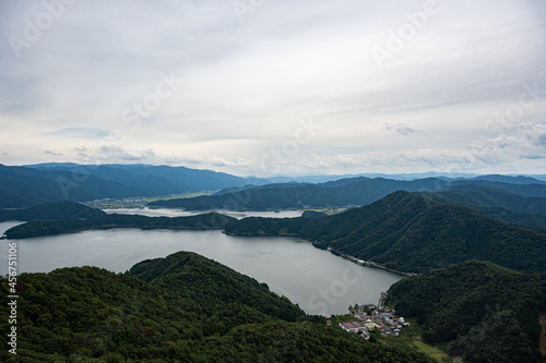 レインボーライン山頂公園展望台から三方五湖を望む © 晃一 角田