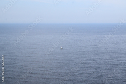 El pequeño velero en el inmenso mar © mareguera