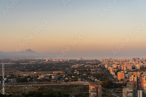 Vista aérea de la ciudad de Alicante, en la hora del atardecer.