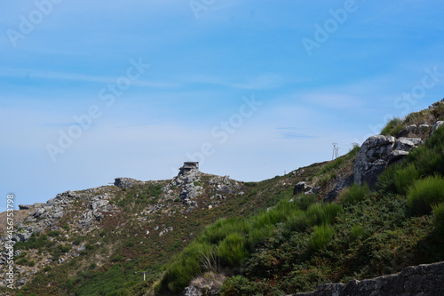 Antiguos cañones de artillería en la ladera de la montaña en el Cabo Silleiro