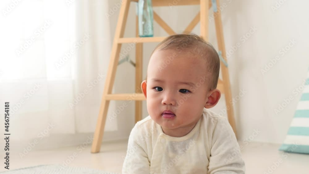 おもちゃで遊ぶ赤ちゃん おもちゃで遊ぶ赤ちゃん