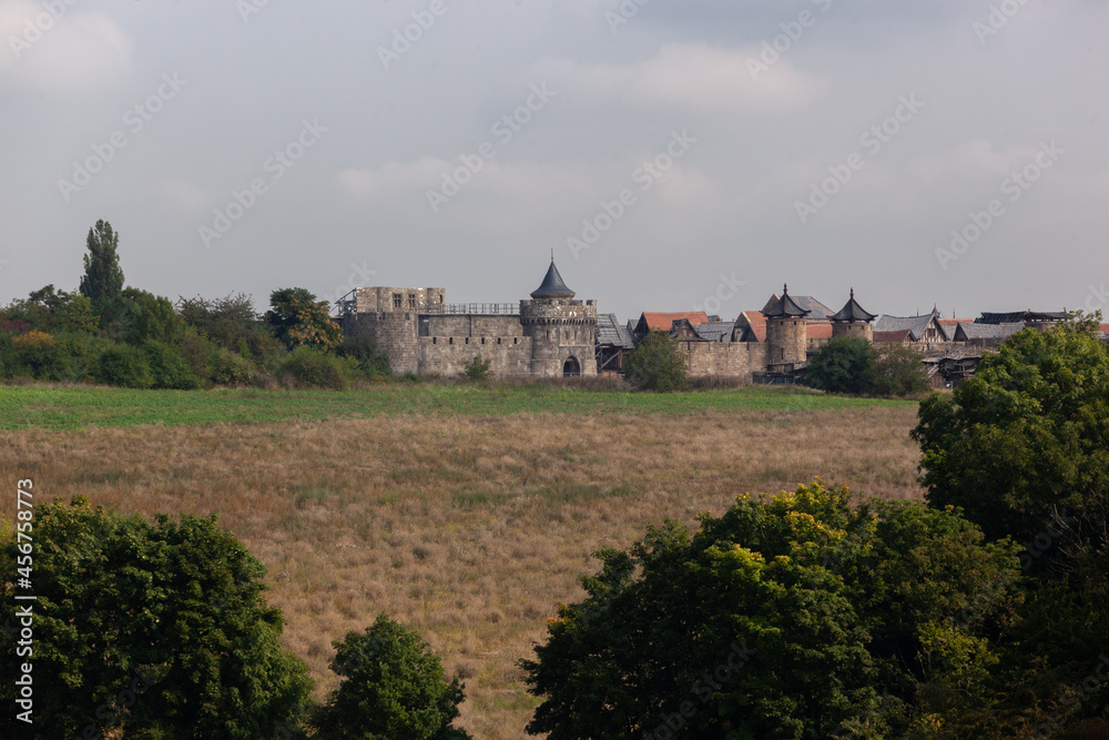 Les décors de films représentant un cité médiévale, avec devant un champ de blé.