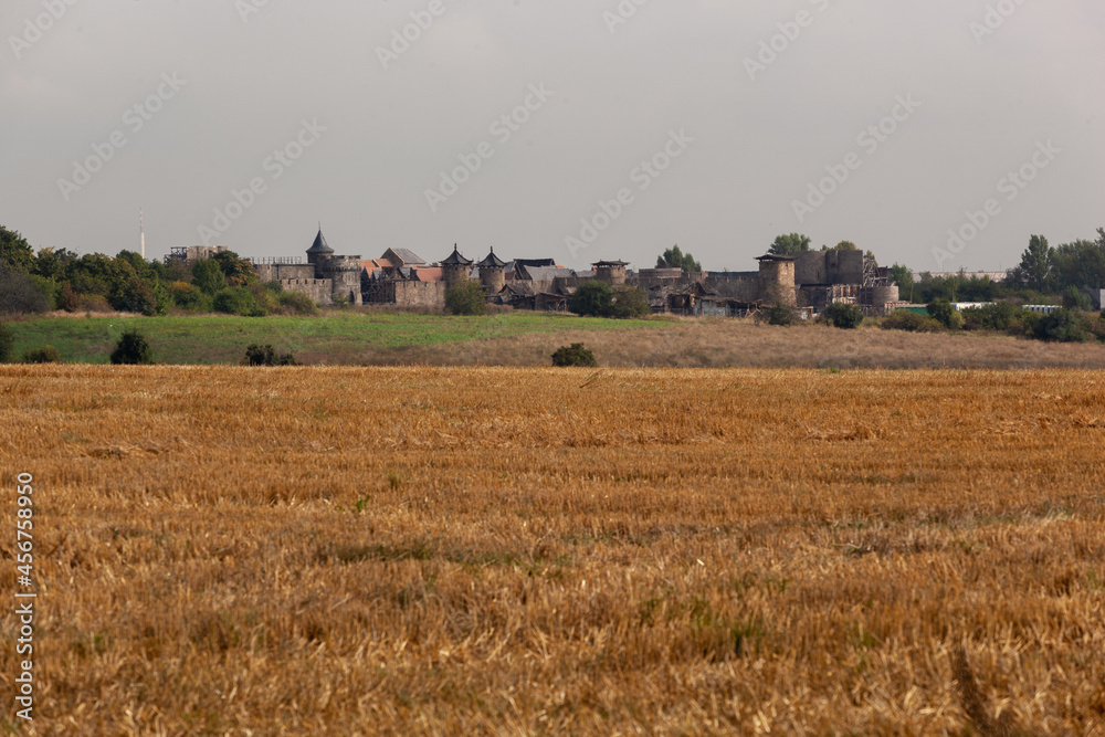Les décors de films représentant un cité médiévale, avec devant un champ de blé.