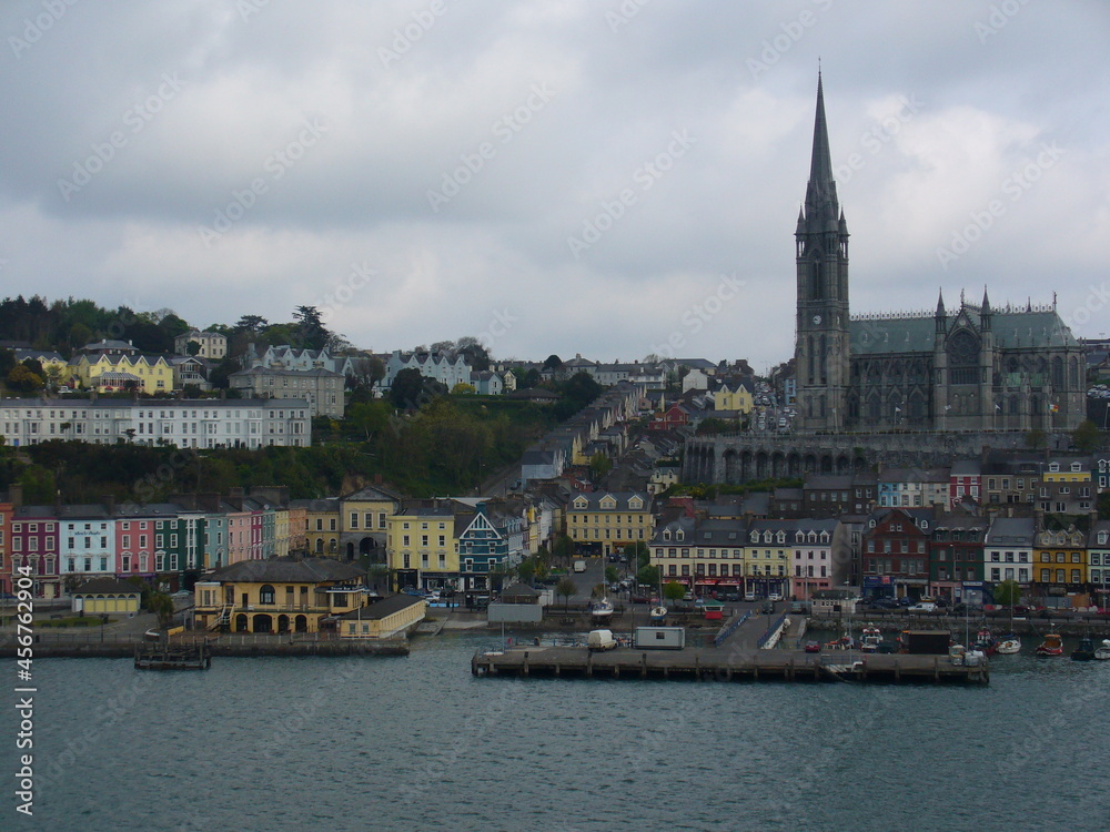 Le village de Waterford en Irlande, avec ses maisons colorées et anciennes, ciel brumeux et gris, un peu de verdure et de nature, mur historique et style irlandais