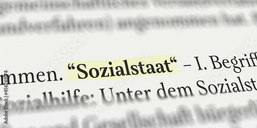 Das Wort Sozialstaat im Buch mit Textmarker markiert
