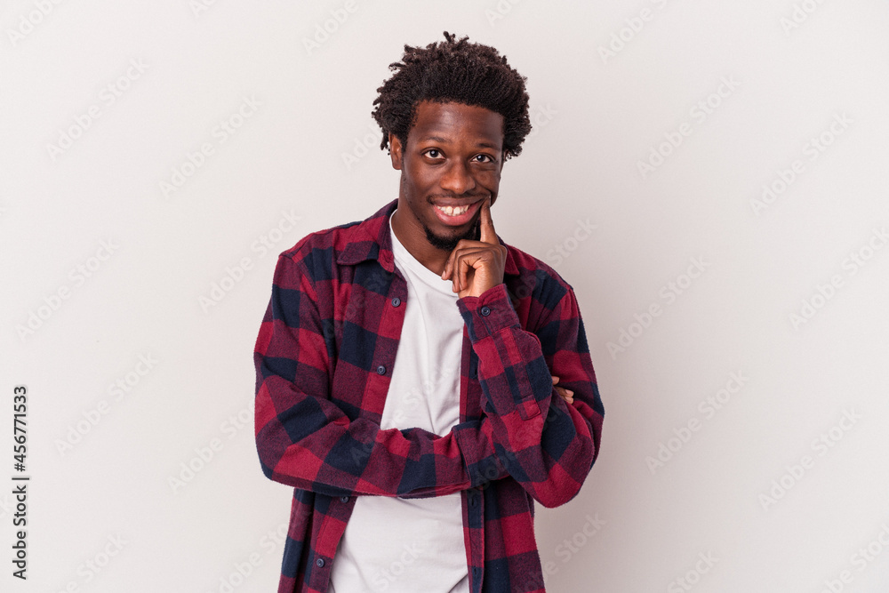 Obraz premium Young african american man isolated on white background smiling happy and confident, touching chin with hand.