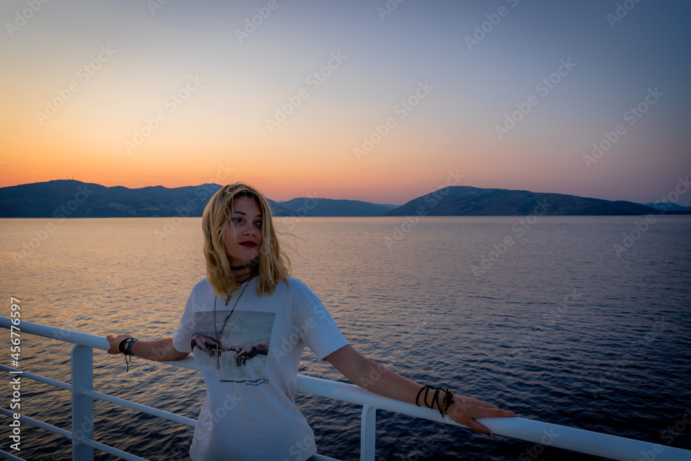 Jeune fille sur le ferry au lever du soleil