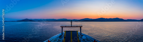 Panorama du Lever de Soleil sur la mer ionienne vu depuis le ferry