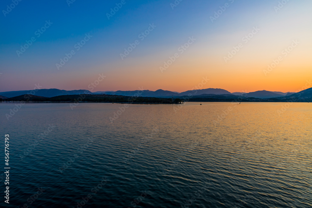 Fototapeta premium Levé de Soleil sur la mer ionienne