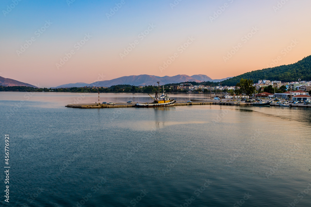 Lever de Soleil sur le port de Ladochori en Grèce