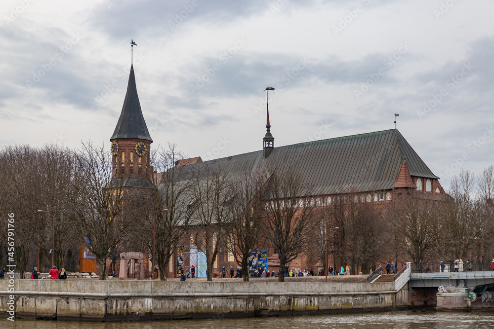Obraz premium KALININGRAD, RUSSIA - MARCH 13, 2021 Kaliningrad Cathedral on Immanuel Kant Island. A Unesco World Heritage site and the red-brick Gothic cathedral in the center of Kaliningrad.