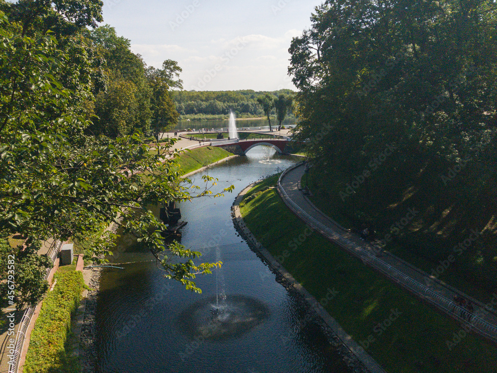 Obraz premium Embankment with a beautiful view of the river and fountains.