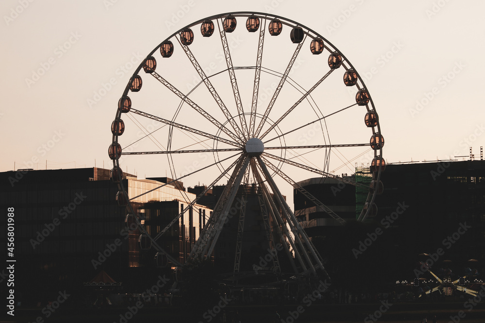 Lunapark. Rozrywka w mieście