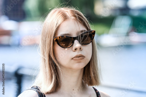 Obraz na płótnie Portret młodej kobiety na tle miasta w salonie