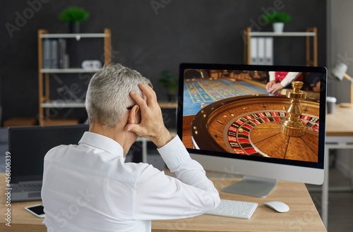 Cuadro en lienzo Unlucky old gambler places bet in online casino gambling game and loses all his money