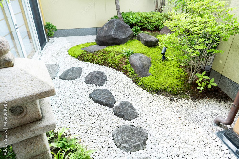 苔と自然石がある和風の庭 Foto De Stock Adobe Stock