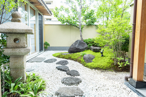 苔と自然石がある和風の庭