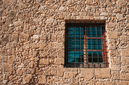 Old brick wall and window. Grate on the window © Максим Бутусов