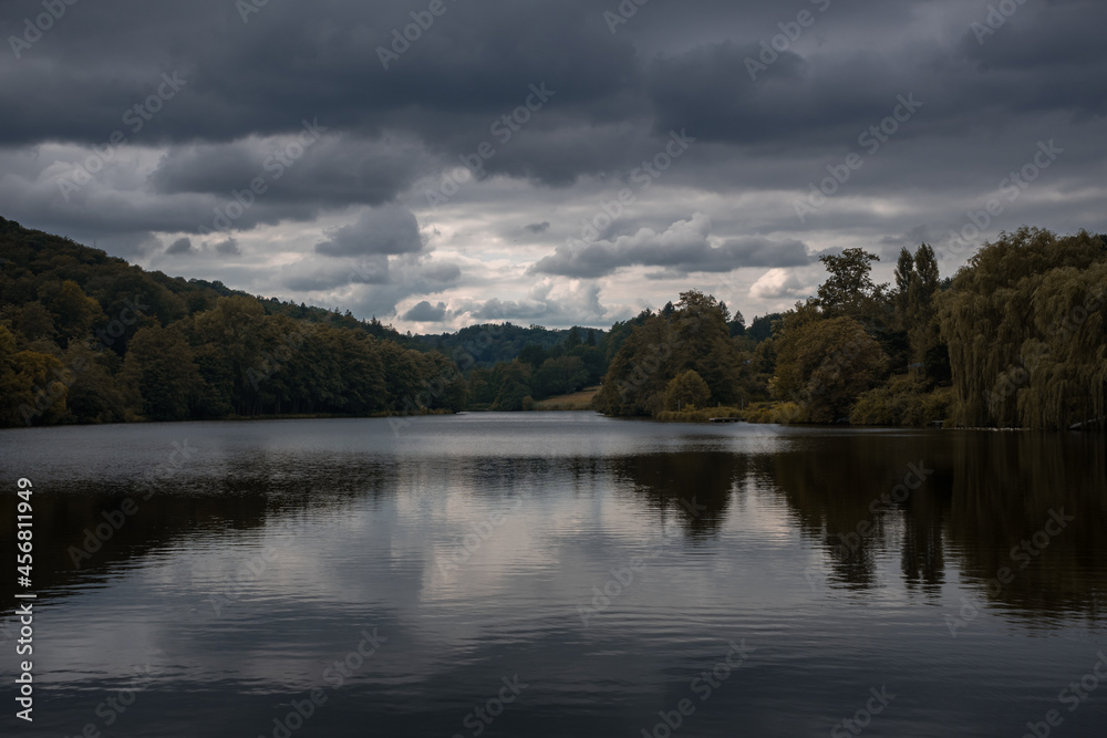 Sich spiegelnder See