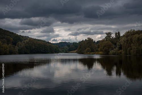 Sich spiegelnder See