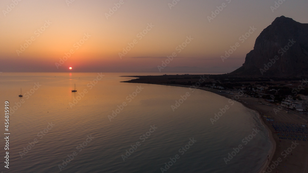 l'alba a San Vito Lo Capo, con la sua spiaggia ed il Monte Monaco.