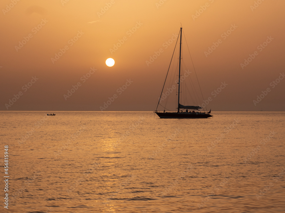 barca a vela nella luce del tramonto. Macari, Sicilia. barca a vela nella luce del tramonto. Macari, Sicilia.